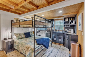 Bare Feet Bunkhouse-Close to beach & dog friendly